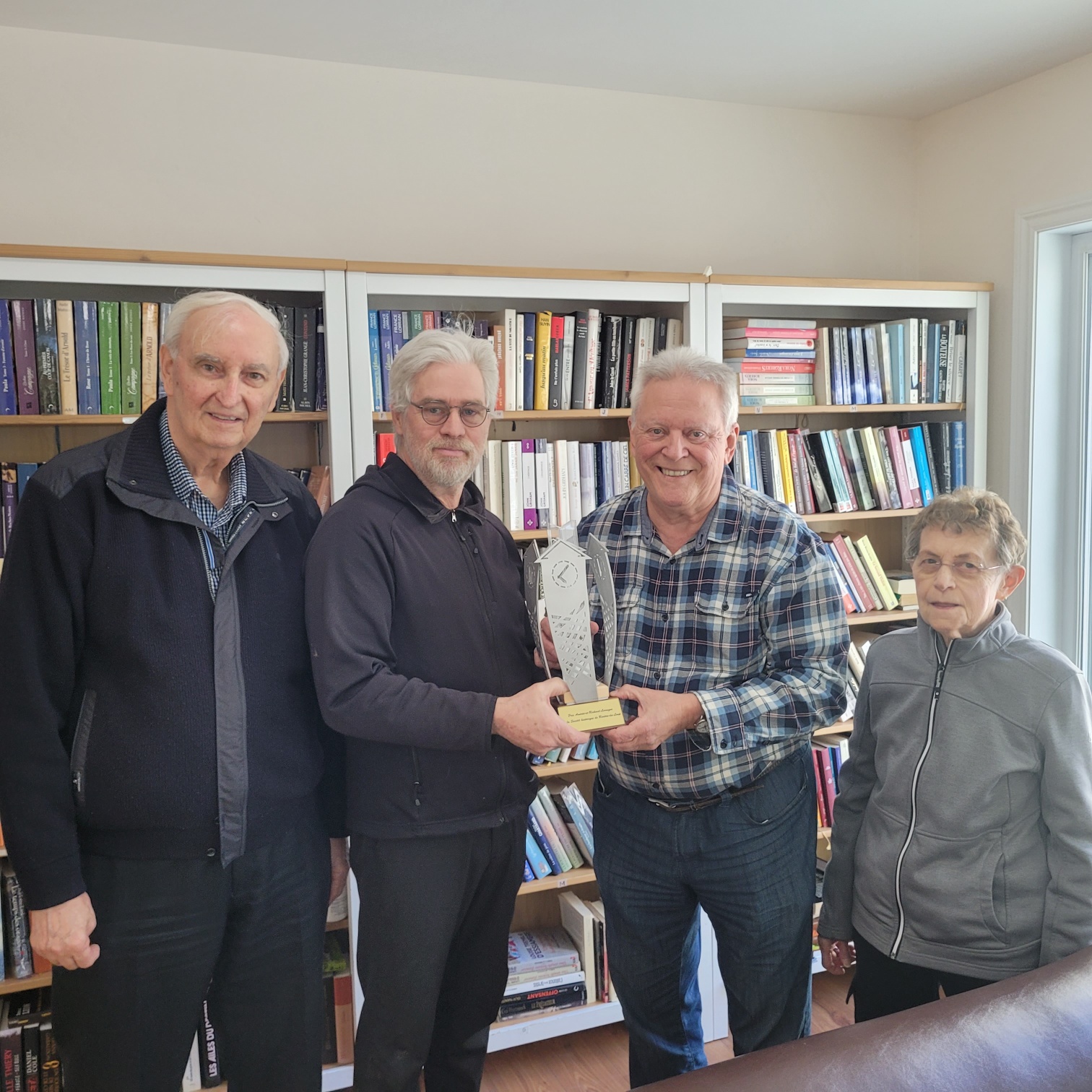 Le 12 mars 2025, M. François Maltais, sculpteur, présentait au président de la Société historique de Rivière-du-Loup, M. Denis Pelletier, en présence de Andrée Côté et Richard Levesque, le trophée qui sera remis à chaque gagnant du Prix Andrée-et-Richard-Levesque de la Société historique de Rivière-du-Loup, ainsi qu’aux gagnants du prix pour les années 2020, 2022 et 2024.
